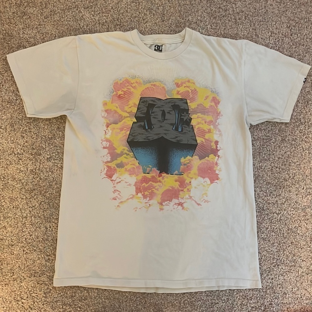DC Streetwear Cream Graphic Logo Short Sleeved Tee Shirt.  Size Medium